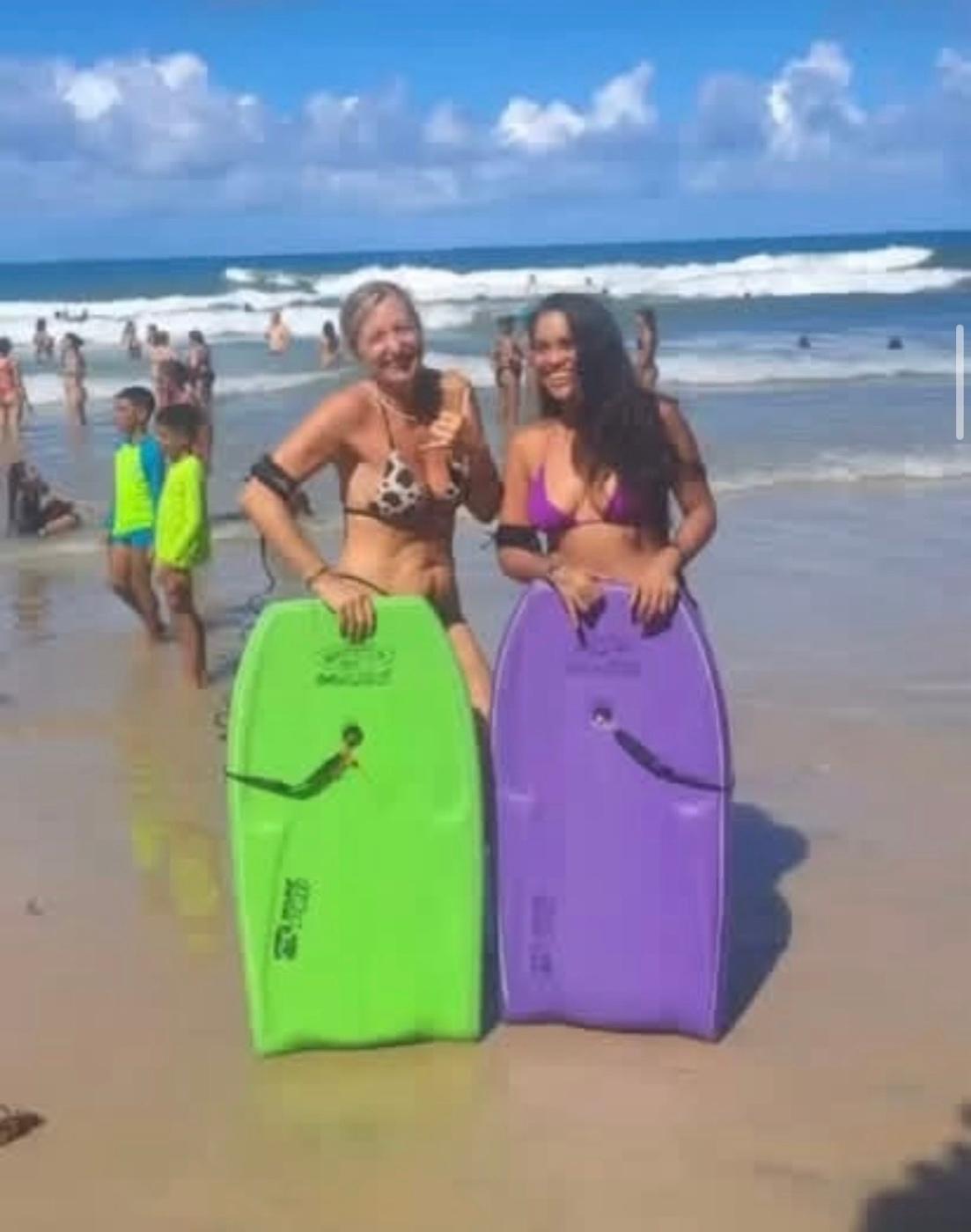 Alunas se divertindo com bodyboard