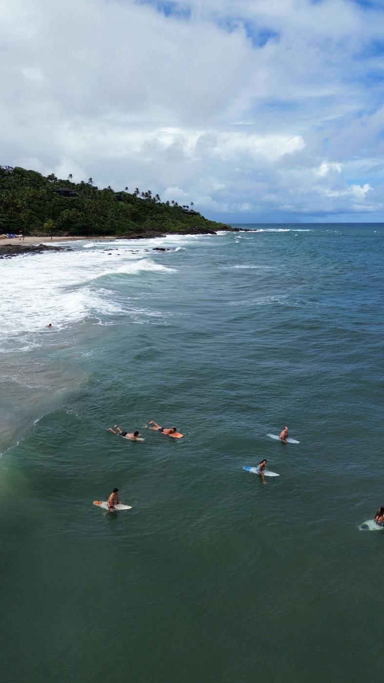 Vista aérea do line-up de surf