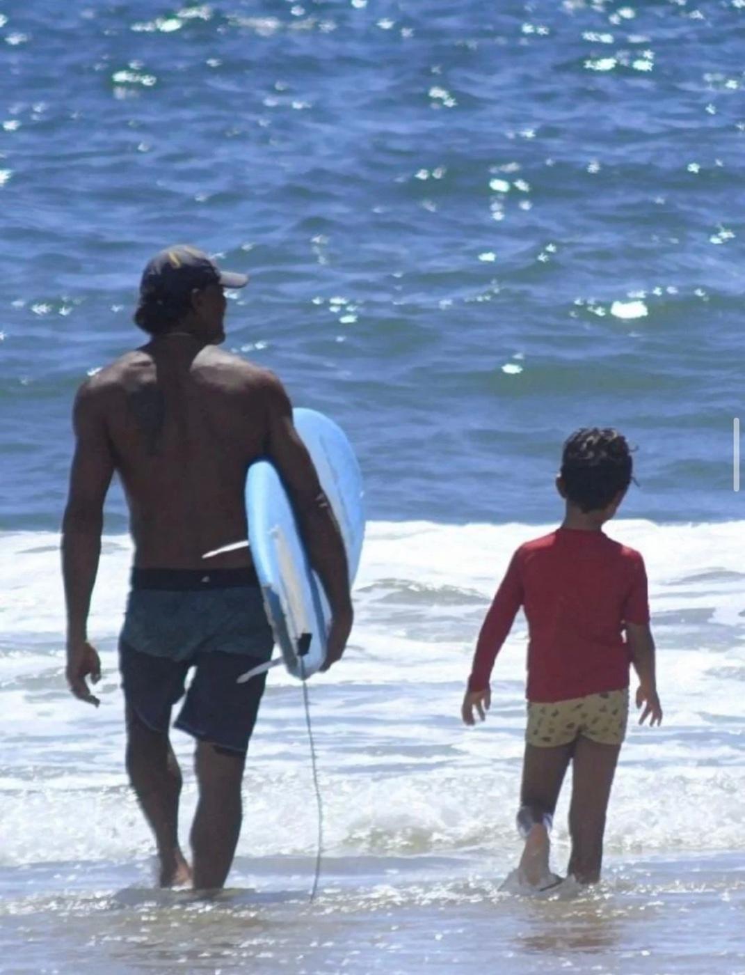 Aula de surf, entrando no mar